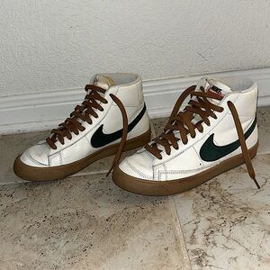 Like New! White Leather Nike Shoes
